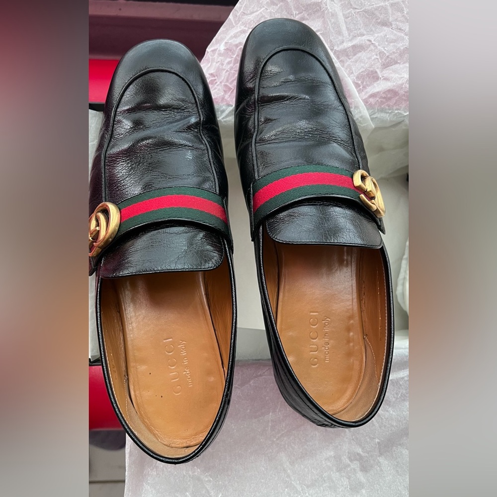 Men black Gucci shoes size 9.5. Please review all of the pictures.